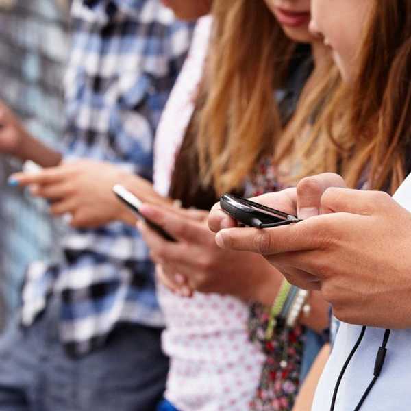 4 Things You Can Learn By Putting Down Your Cell Phone