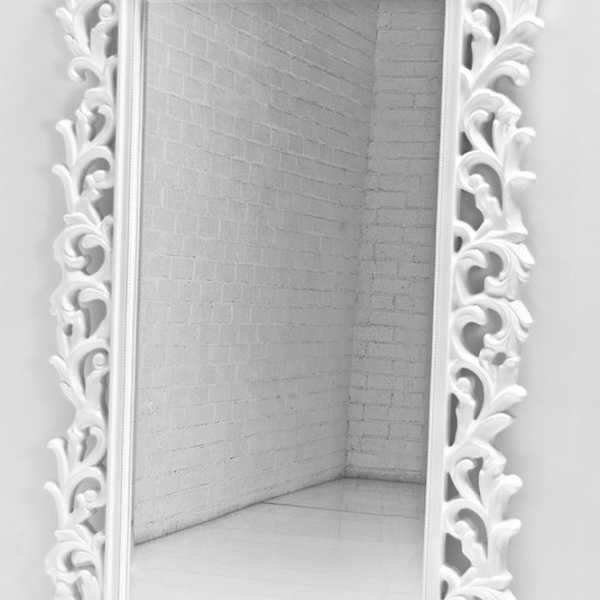 The Mirror Lied