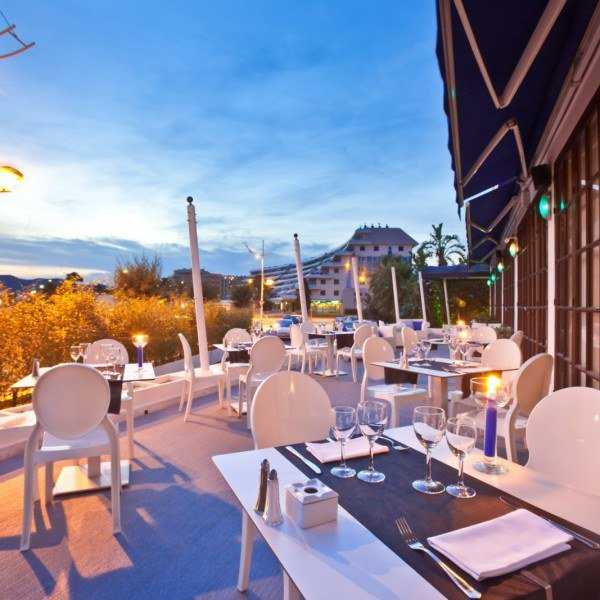 The 10 Woes of a Restaurant Host