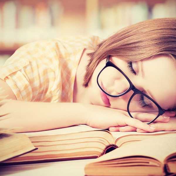 Why It's Hard For College Students To Go To Bed Early
