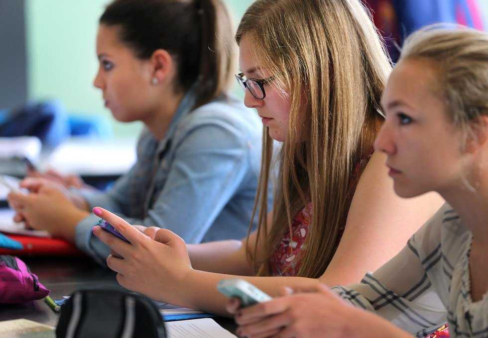 Are Smartphones A Teaching Tool Or A Distraction?