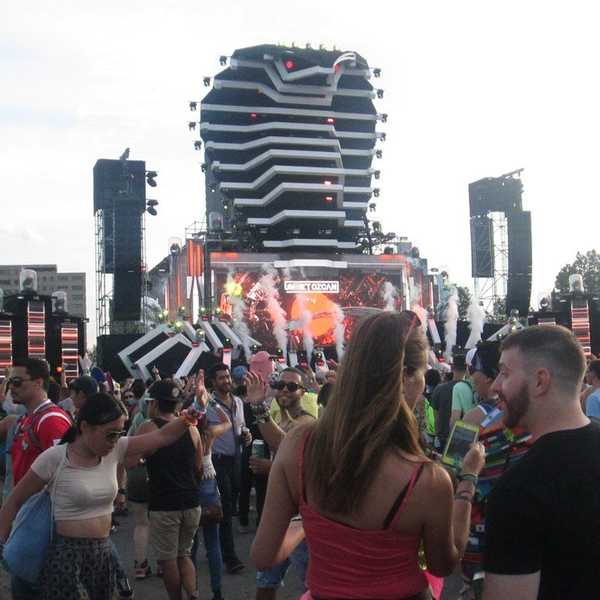 Electric Zoo: Dancing, Costumes, And Peeps From All Over The World!