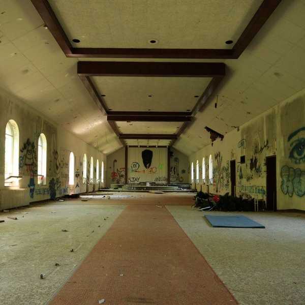 Exploring An Abandoned Nursing Home