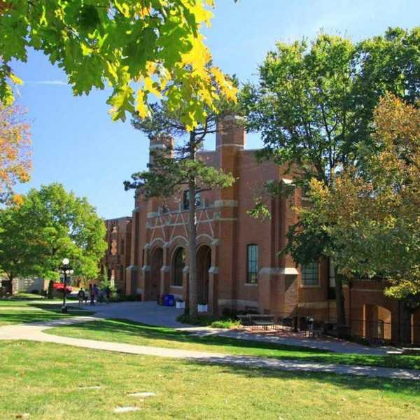 8 Advantages Of Living On Campus