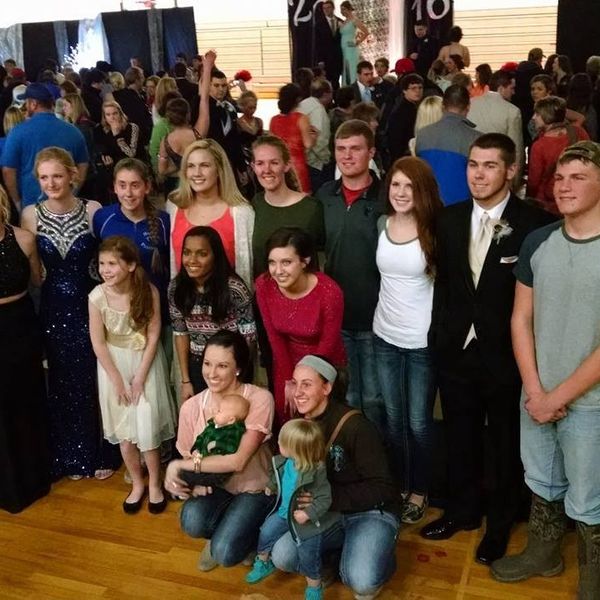 12 "Perks" Of Having A Big Family In A Small Town