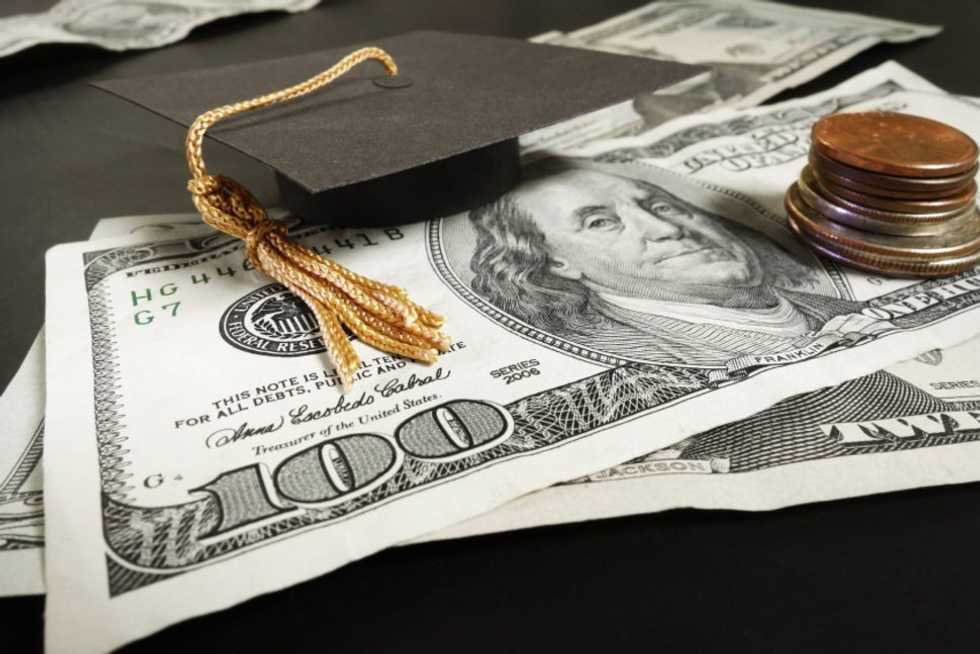 How To Manage Your Finances And Save Money During College