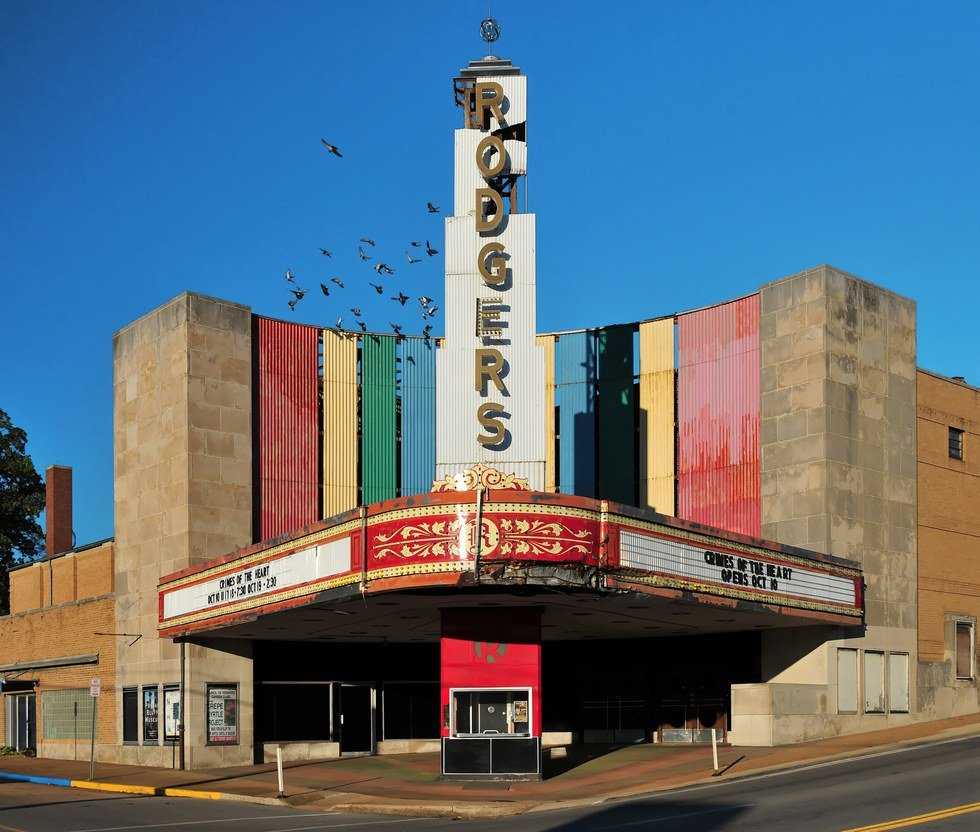 The 5 Cons To Working At A Movie Theater
