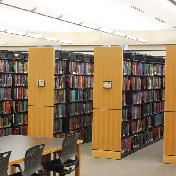 5 Great Spots To Kiss On Campus