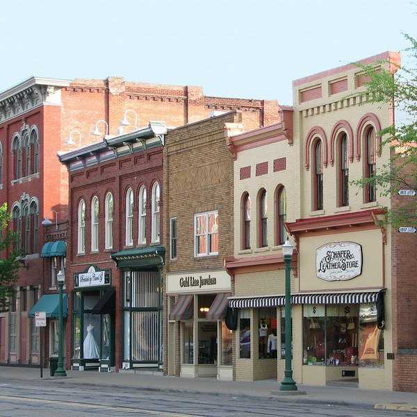 15 Best And Worst Things About Living In A Small Town