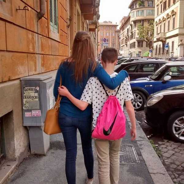 4 Truths You Know If Your Sibling Looks Just Like You