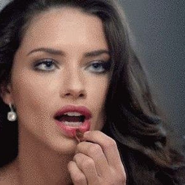 25 Thoughts We Have While Doing Our Makeup