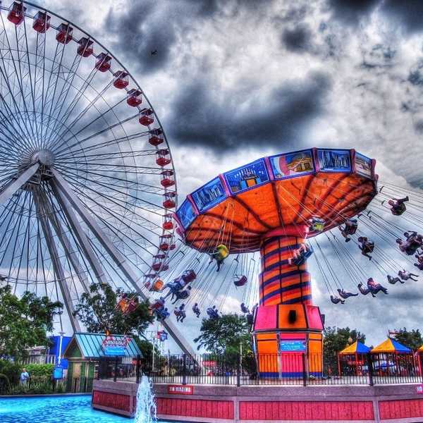 18 Signs You Work At A Theme Park