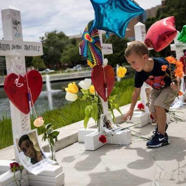 Man Drives From Chicago To Orlando To Make Memorial For Fallen Victims
