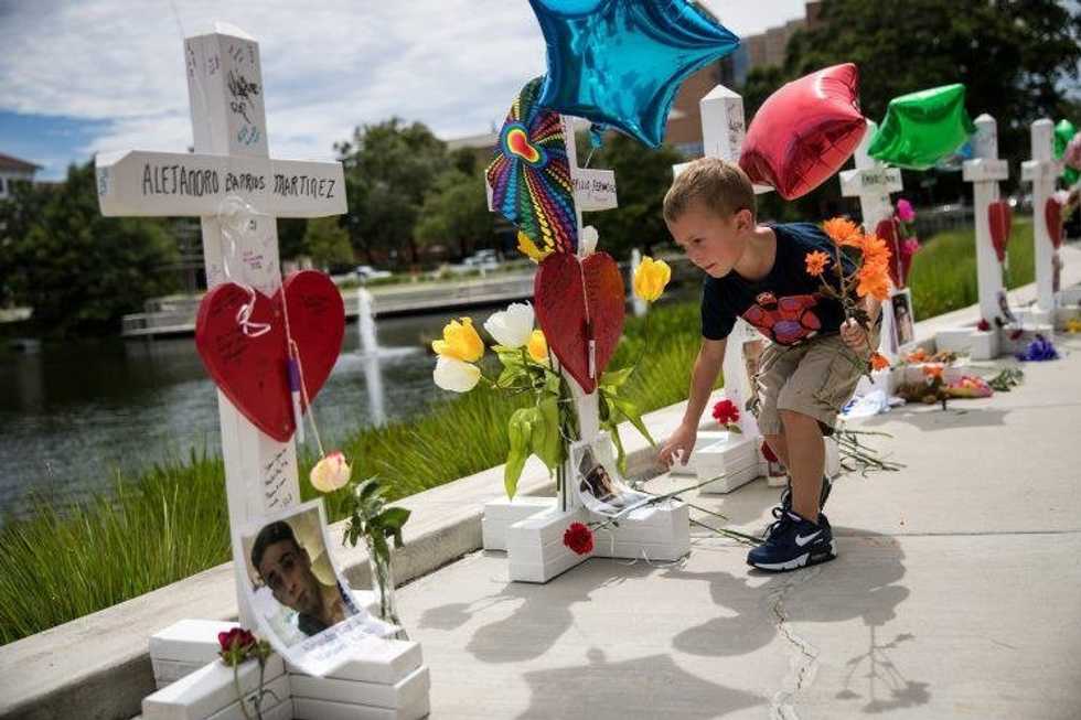 Man Drives From Chicago To Orlando To Make Memorial For Fallen Victims