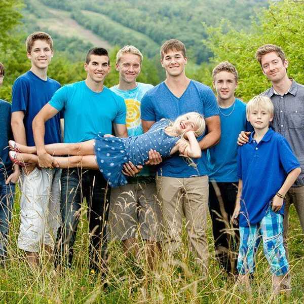 9 Things You Experience Growing Up With Only Brothers