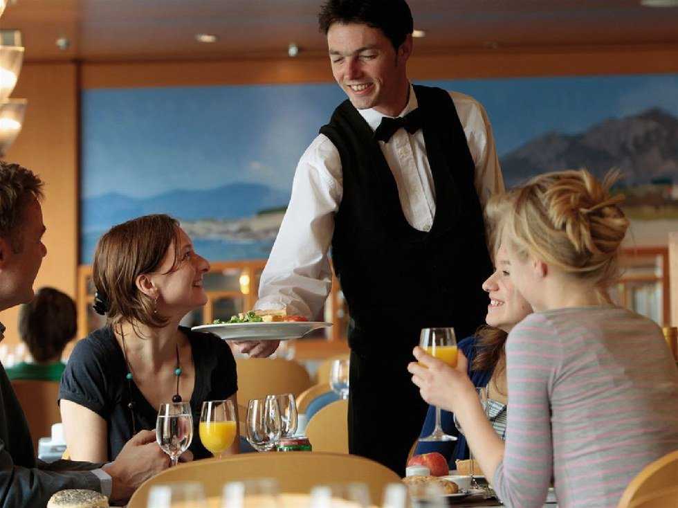 100 Thoughts Every Server Has During A Shift