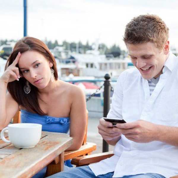 6 Types Of People On Their Phones