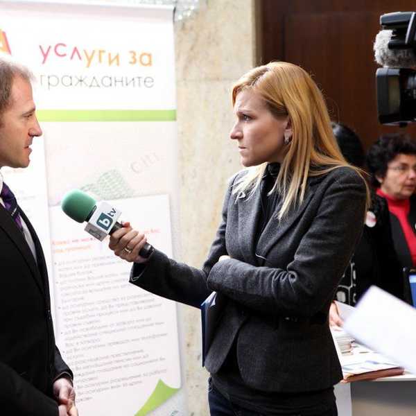 The 12 Things You Think About Right Before You Approach Someone For An Interview