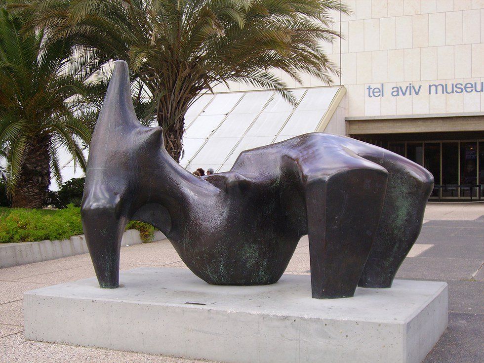 In Defense of Reclining Figure