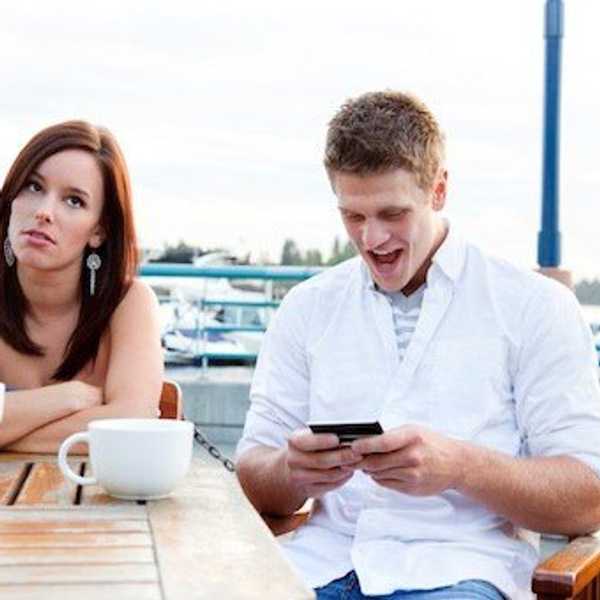 18 Struggles Of Being Phoneless In College