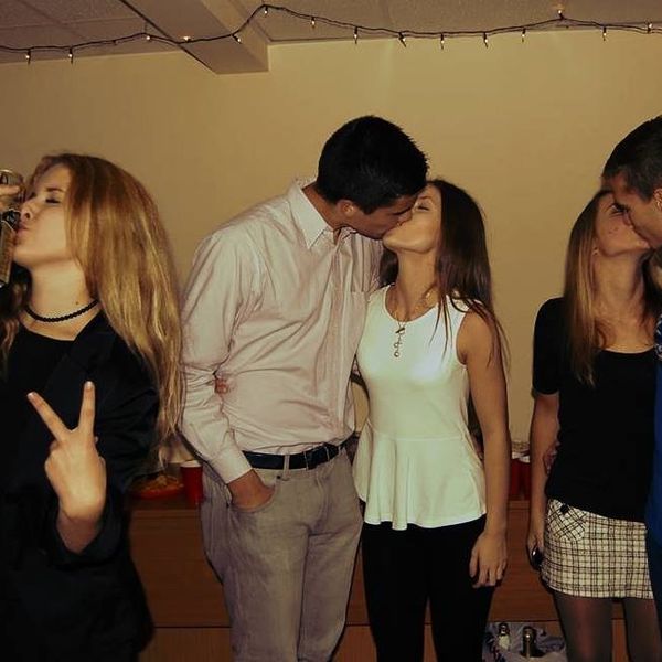 Is It Better To Be Single Or In A Relationship During College?