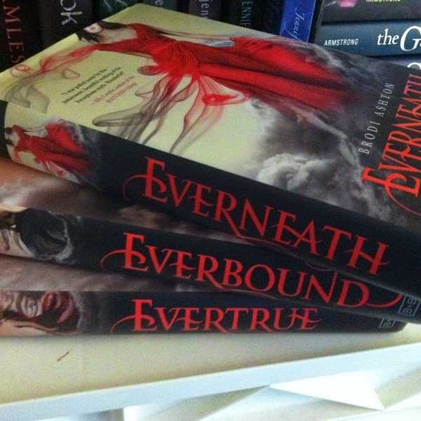 "Everneath" : A Book That Played My Heart Strings