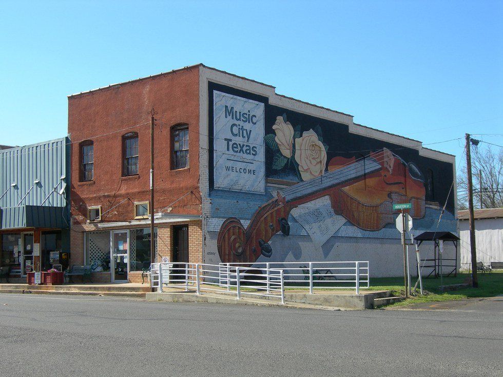 Why Leaving Your Hometown Is Actually The Best