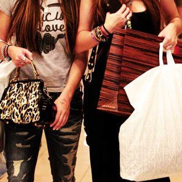 26 Thoughts Every Girl Has While Shopping