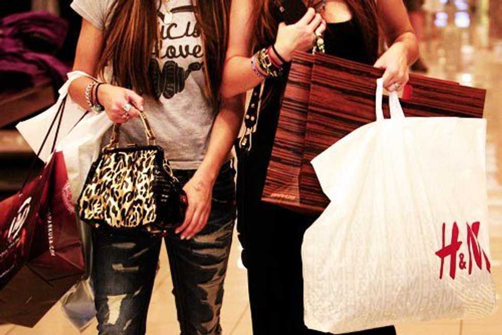 26 Thoughts Every Girl Has While Shopping