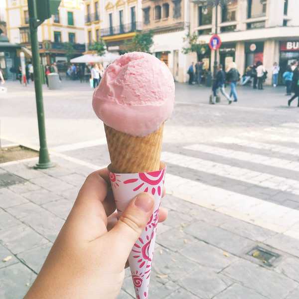 7 Ways to Avoid FOMO While Traveling Abroad