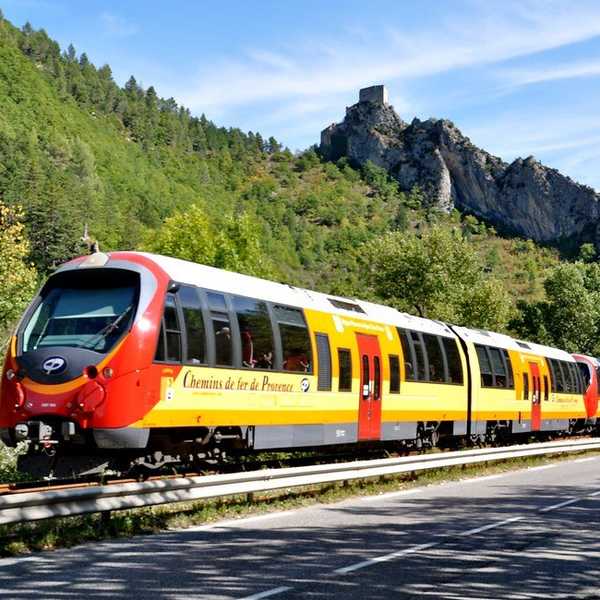 15 Ways To Entertain Yourself On A Train