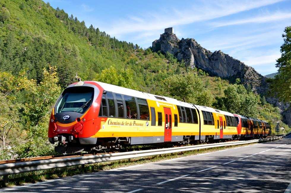15 Ways To Entertain Yourself On A Train