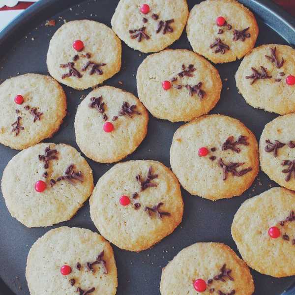 How To Host A Holiday Party For Less Than $50