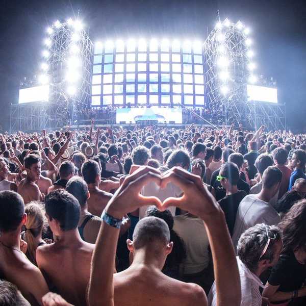 30 Thoughts You Have During A Music Festival