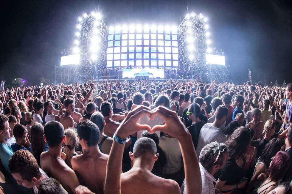 30 Thoughts You Have During A Music Festival