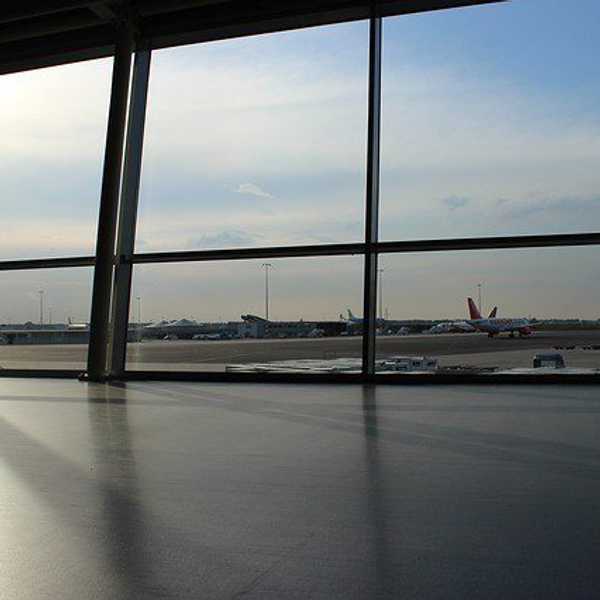 12 Stock-Photos Tell The Struggle Of Flying Internationally