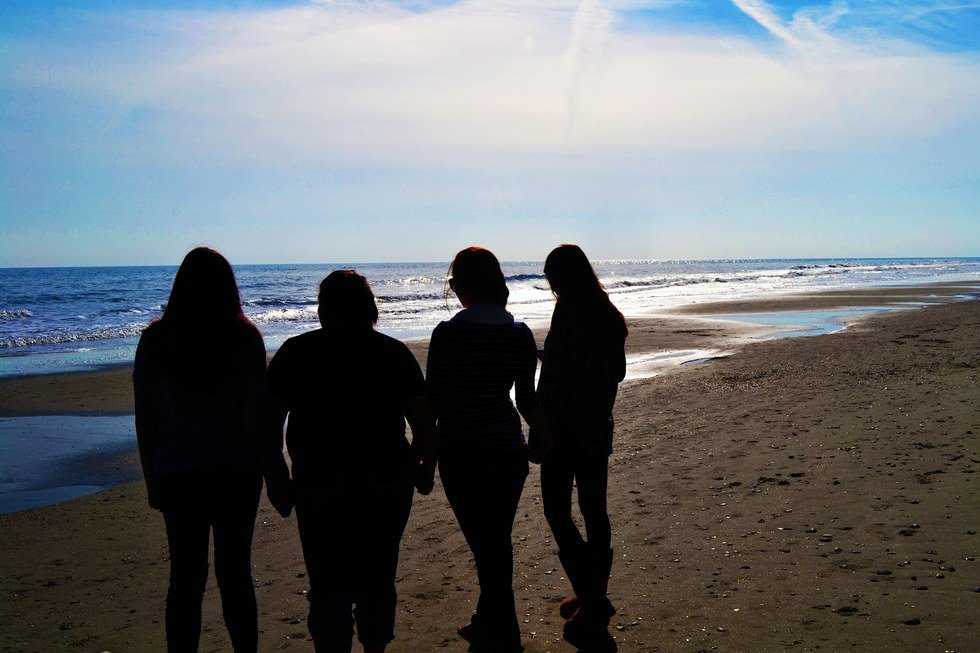 Why It's Okay To Stay Close With Your Friends From High School While In College