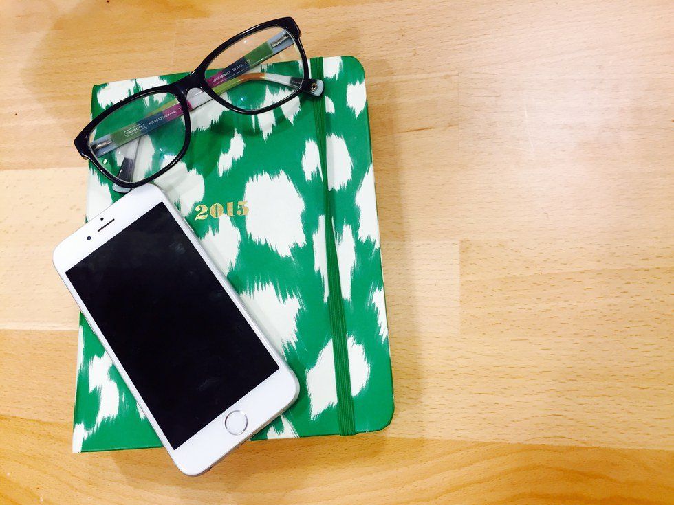 60 Thoughts You Have When He Doesn't Text You Back