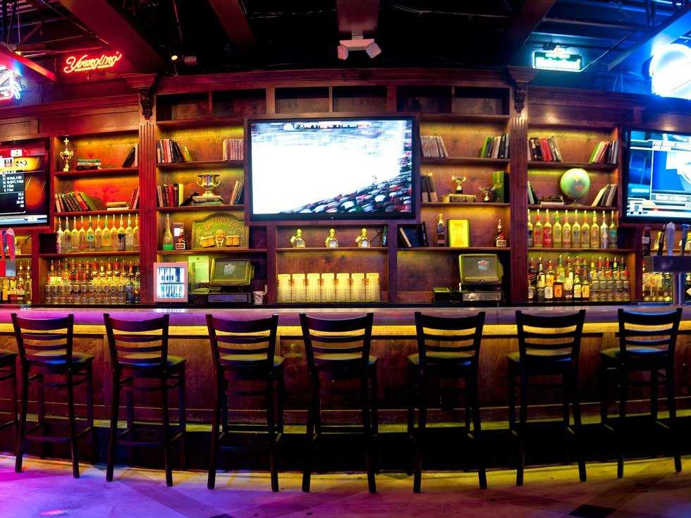 10 Scenarios You'll Experience At A UCF Bar
