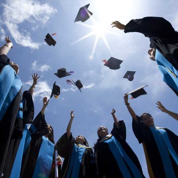 5 Ways High School And College Seniors Are Different