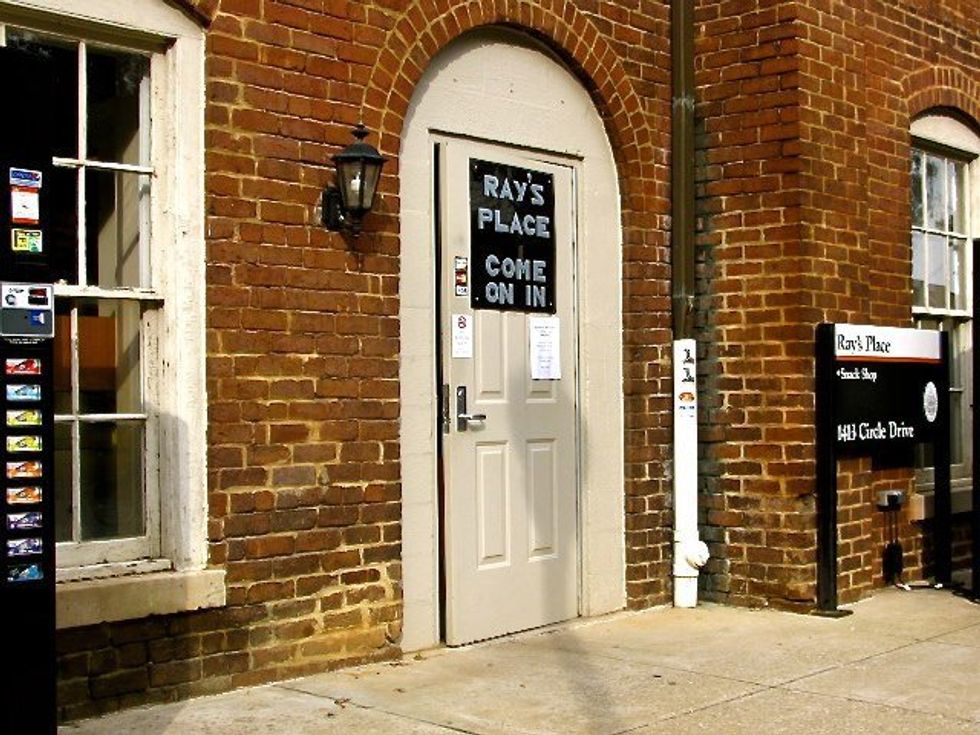 UT Students: If You Haven’t Eaten at Ray’s Place, Get Your Priorities in Gear