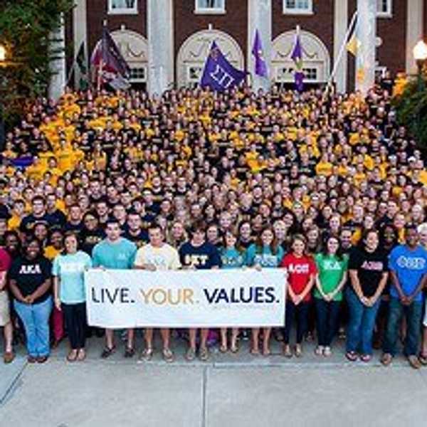 5 Reasons Why You Should Rush Greek Life This Fall