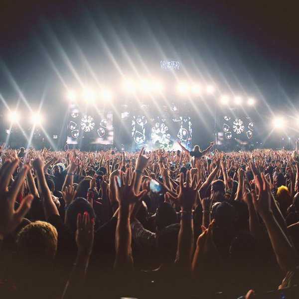 The 5 Phases Of Going To A Concert