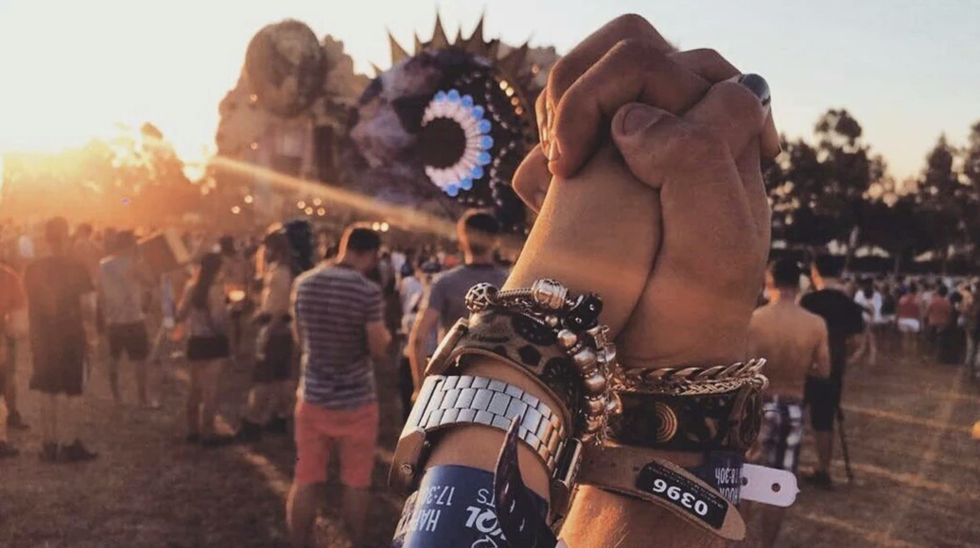 What Your Hand-Holding Habits Say About Your Relationship