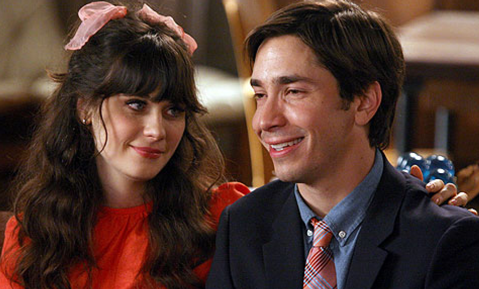 5 Obvious Signs An Awkward Girl Likes You But Is Too Shy To Say It