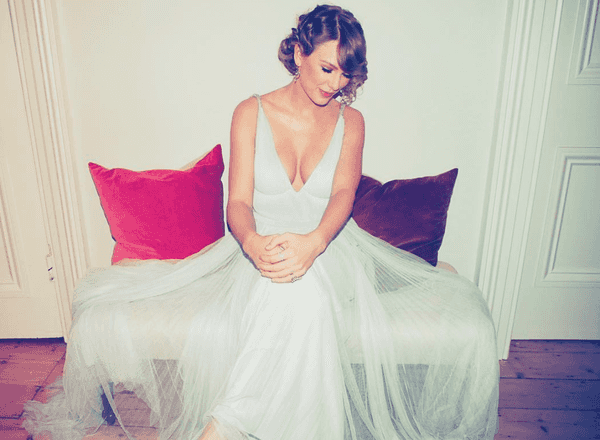 8 Taylor Swift Songs To Add To Your Playlist To Keep You Cozy This Fall