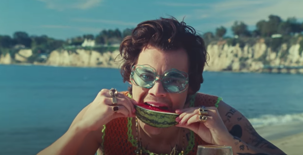 Harry Styles Was Just Dubbed The 'Consent King' For Doing The Bare Minimum And It Highlights Male Privilege