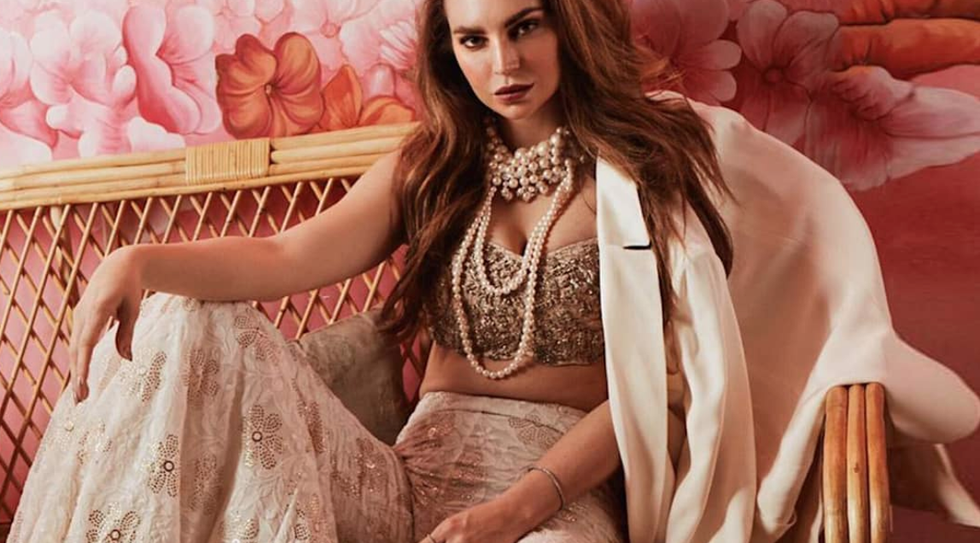 9 Types Of Indian Clothes Everyone Needs To Try — Because Yes, There's More Than Just Sarees