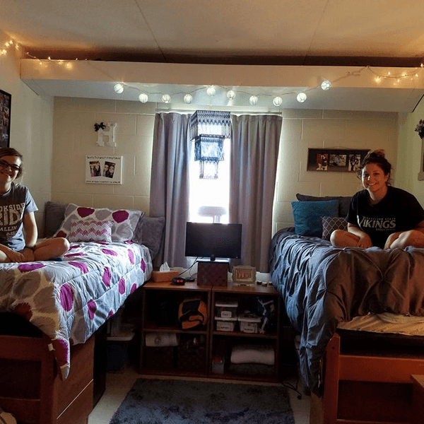 5 Reasons Why You SHOULD Room With Your Best Friend
