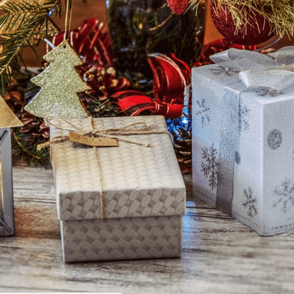 12 Things People Love/Hate About The Holiday Season
